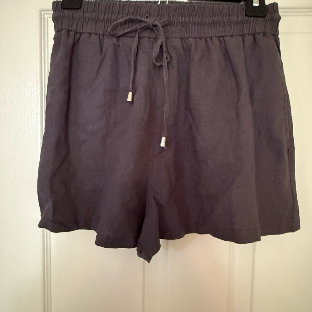 Zara women’s linen viscose shorts with pockets.